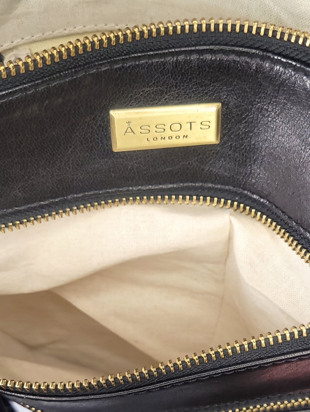 👜 Assots London Black Leather Crossbody Bag Multi Zip Pockets Classic Everyday - Picture 10 of 13